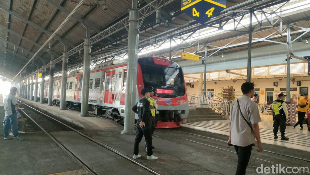KRL Solo-Jogja di Stasiun Balapan, Jumat (22/12/2023)
